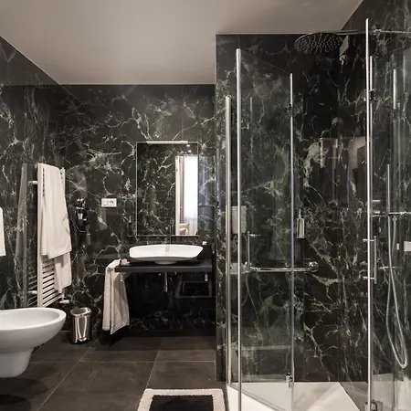 King Hotel *